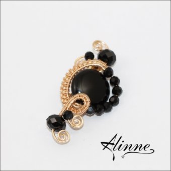 Brosa aurie cu pietre semipretioase de onix negru, cristale negre, lucrata manual