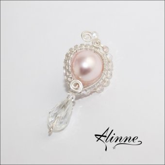 Brosa cu perle Swarovski roz deschis si cristale transparente, placata cu argint, lucrata manual, model S1