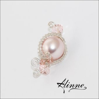 Brosa cu perle Swarovski roz deschis si cristale roz, placata cu argint, lucrata manual