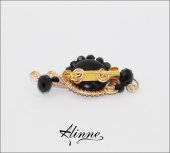 Brosa aurie cu pietre semipretioase de onix negru, cristale negre, lucrata manual
