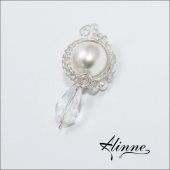 Brosa cu perle albe tip Mallorca, cristale fatetate cu reflexii, placata cu argint,  lucrata manual, model P1