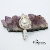 Brosa cu perle albe tip Mallorca, cristale fatetate cu reflexii, placata cu argint,  lucrata manual, model P1