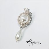 Brosa cu perle fatetate albe, cristale argintii, placata cu argint,  lucrata manual, model P2