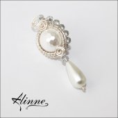 Brosa cu perle fatetate albe, cristale argintii, placata cu argint,  lucrata manual, model P2