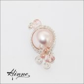 Brosa cu perle Swarovski roz deschis si cristale roz, placata cu argint, lucrata manual