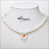 Set perle albe naturale si cristale Swarovski inimi mari, cercei si colier